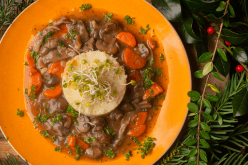 Paddenstoelenstoof Met Pastinaakpuree, Pastinaakchips En Cranberrychutney