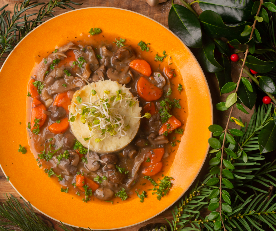 Paddenstoelenstoof Met Pastinaakpuree, Pastinaakchips En Cranberrychutney Paddenstoelenstoof Met Pastinaakpuree, Pastinaakchips En Cranberrychutney