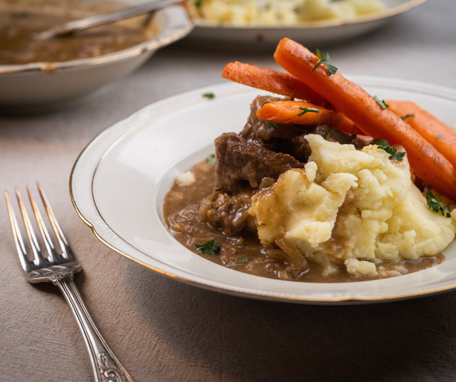 Runderstoof Met Donker Bier, Gekarameliseerde Wortel En Romige Puree Runderstoof Met Donker Bier, Gekarameliseerde Wortel En Romige Puree